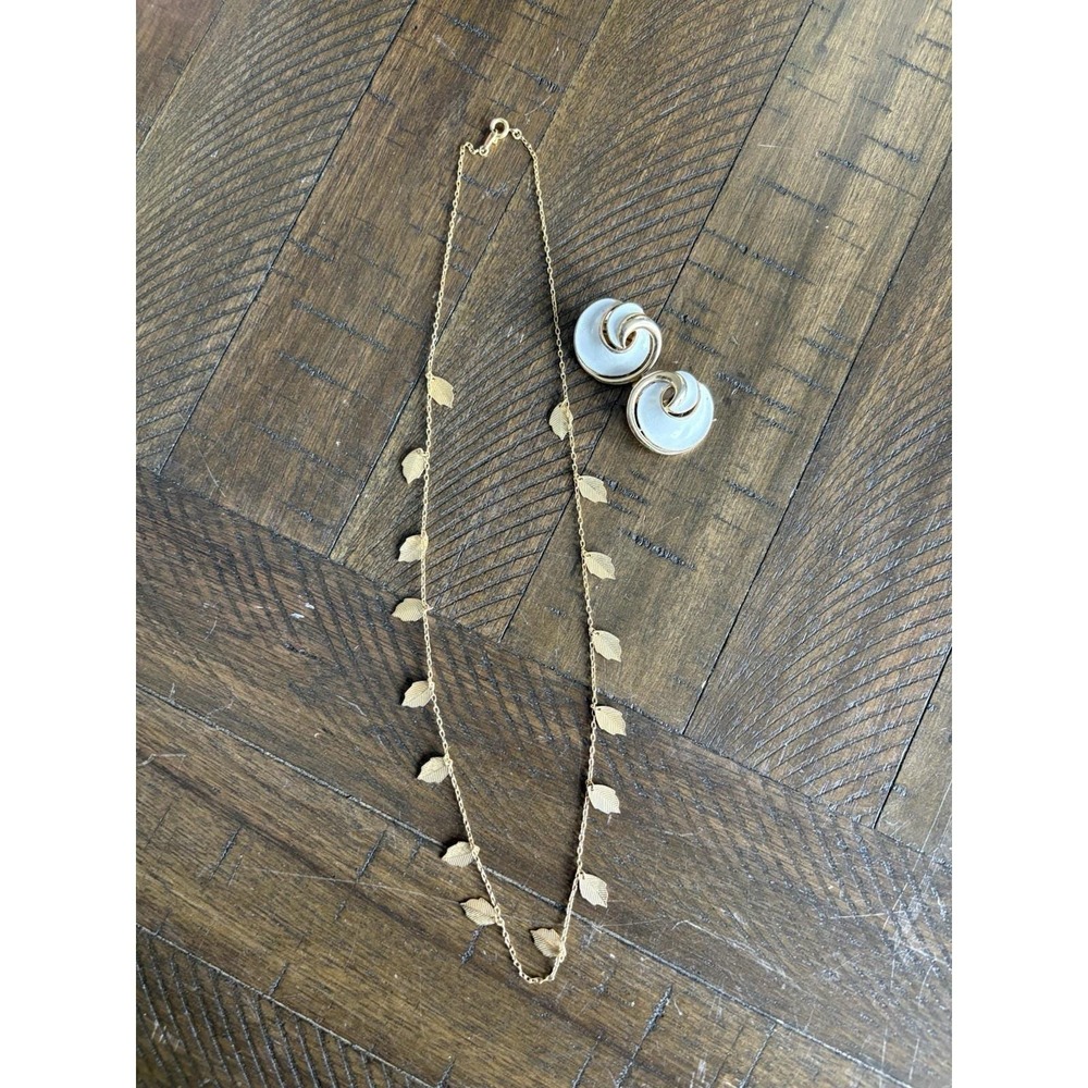 Vintage Crown TRIFARI Brushed Gold Leaf Necklace And White Enamel Clip‎ Earrings